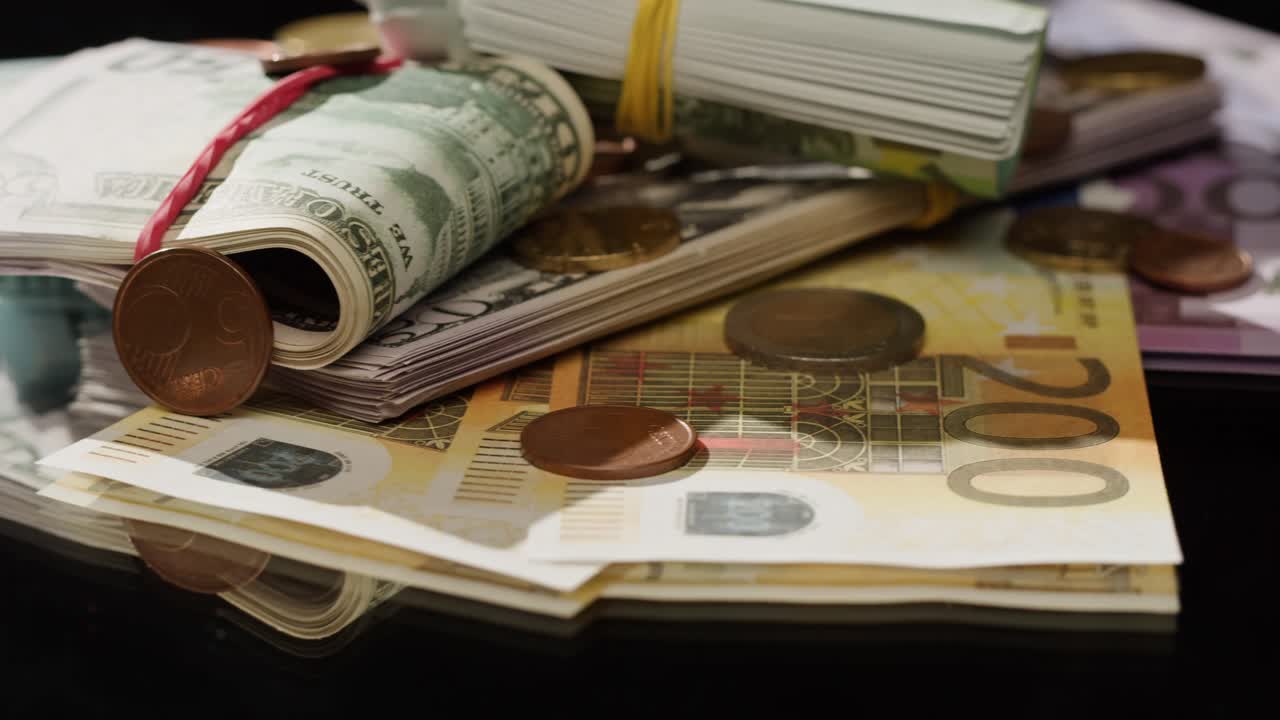 Stakke af forskellige internationale valutaer og mønter