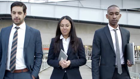 personas de negocios profesionales caminando y hablando en la calle