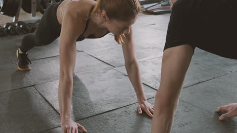 Una-Mujer-Fuerte-Y-Un-Hombre-Atlético-Hacen-Ejercicios-Abdominales