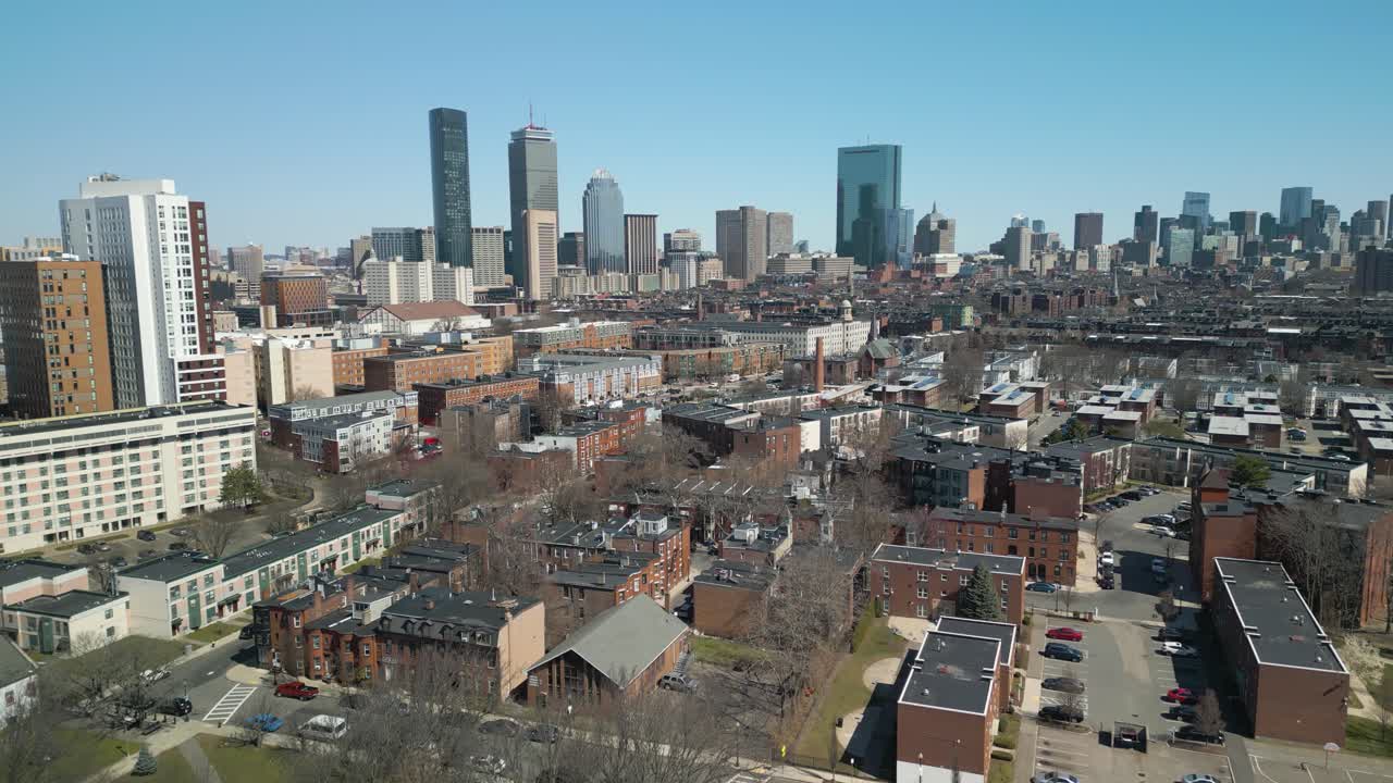 Ripresa aerea in allontanamento dal paesaggio urbano del centro di Boston.