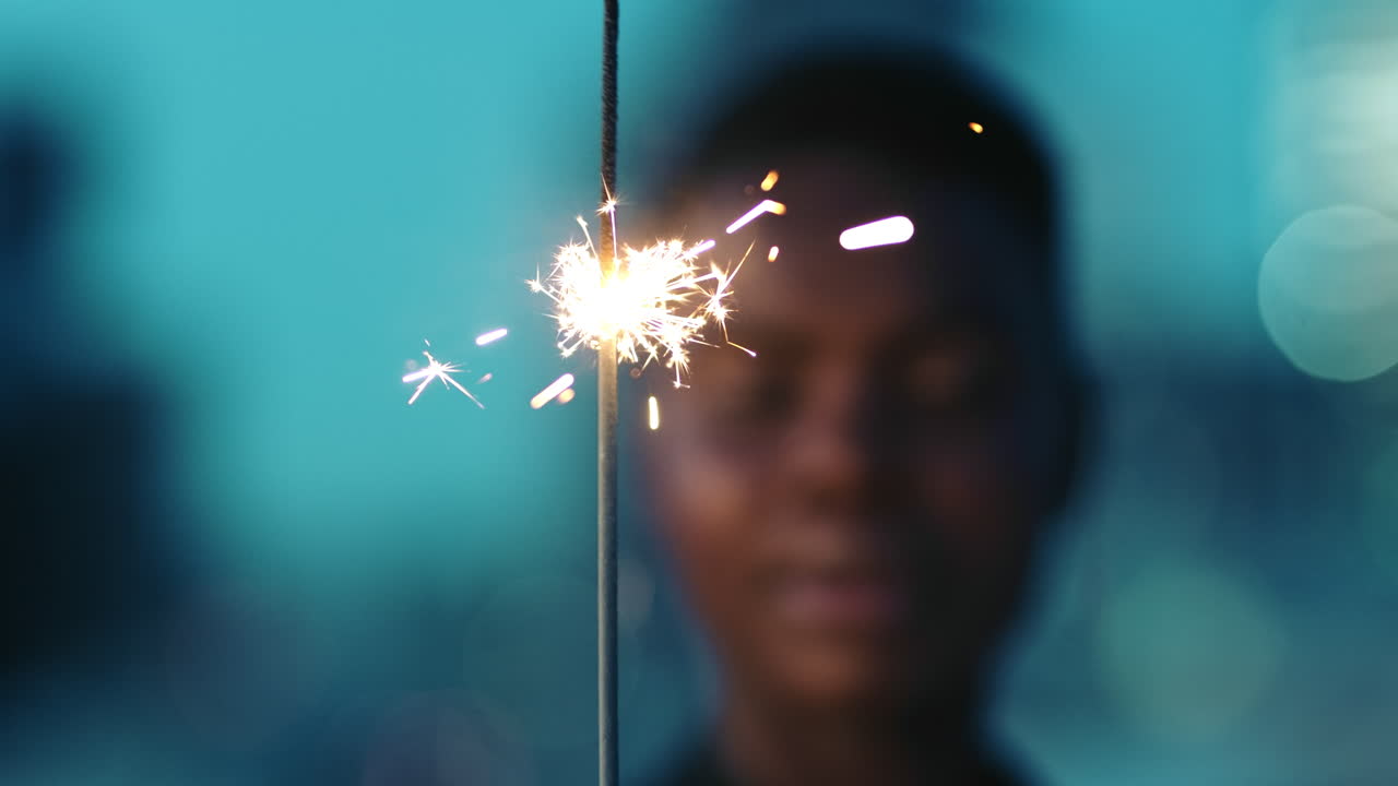 brillantes por la noche con el fondo de la persona borrosa