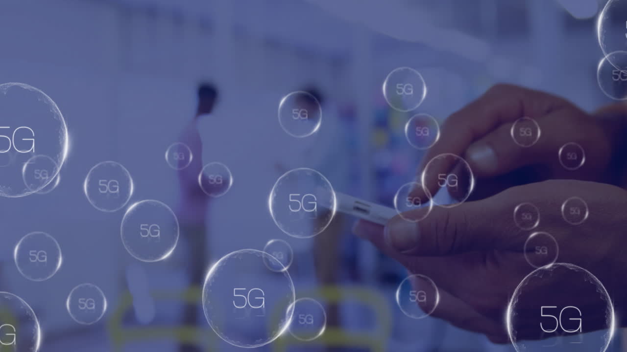 animación de iconos 5g sobre las manos de un hombre caucásico usando un teléfono inteligente