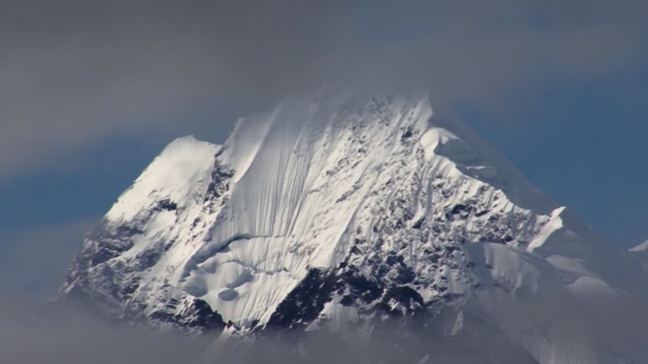 눈 덮힌 산봉우리, 구름 사이의 공정한 날씨 산 범위
