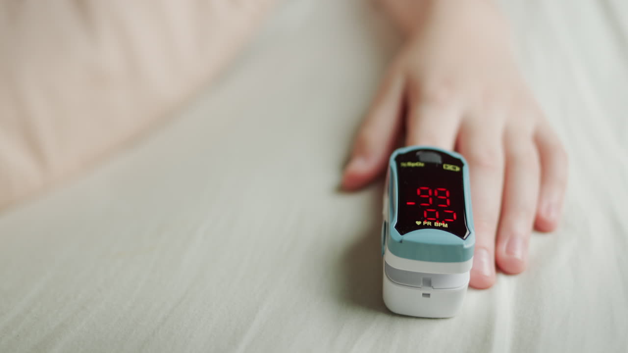 손가락에 심박수 모니터가 있는 아이의 손은 맥박과 혈중 산소 포화도를 측정합니다 1