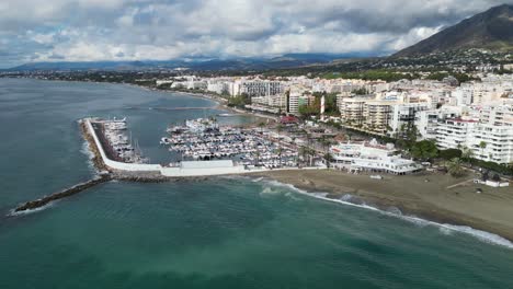 Costa-De-Marbella-Con-Puerto,-Bulevar-Y-Hoteles-En-Andalucía,-España---Antena