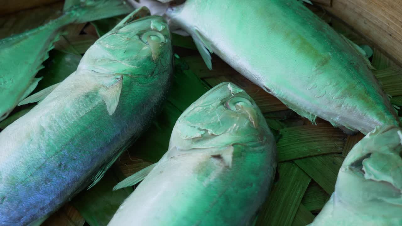 tailandia pescados del océano cocidos al vapor en el mercado callejero local para la venta mariscos