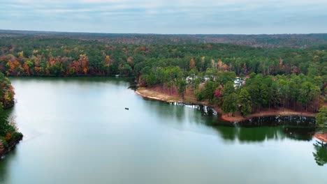 Barco-En-Un-Lago-Al-Atardecer-En-El-Parque-Indian-Springs-Durante-El-Otoño