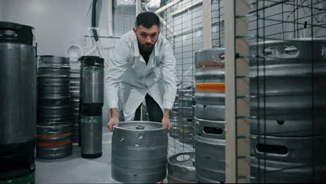 trabajador de una cervecería que maneja barriles de cerveza