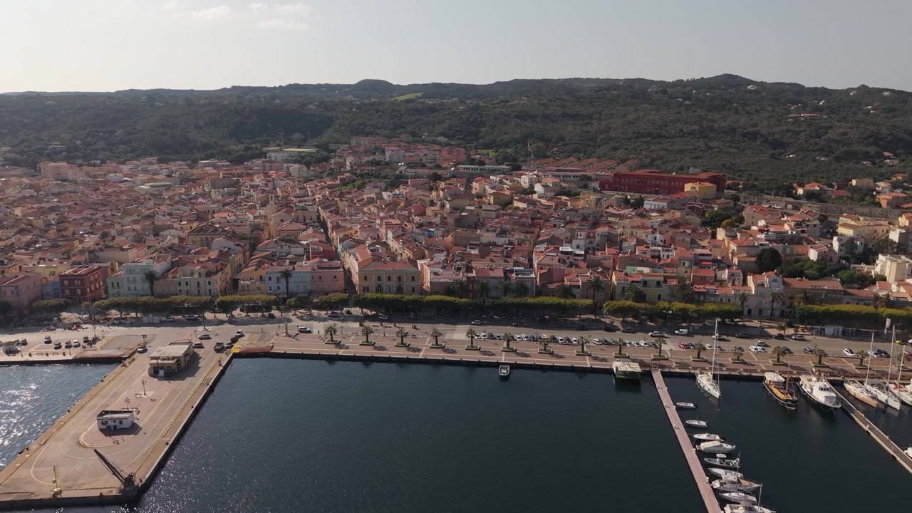 Città di Carloforte, Porto e Lungomare in Sardegna, Italia. - Ripresa Aerea