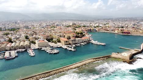 Filmische-Luftaufnahme-Der-Stadt-Chania-An-Einem-Sonnigen-Tag