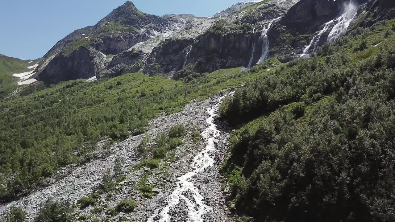 paisaje de cascadas de montaña y ríos