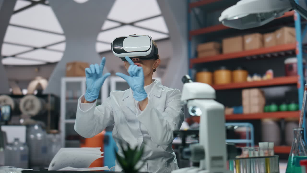 científico de gafas trabajando en tecnología de realidad virtual en el laboratorio de cerca.