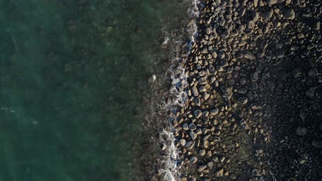 Un-Video-De-Drones-Muy-Revelador-Mirando-Hacia-La-Costa-Rocosa-De-La-Pequeña-Ciudad-De-Bargara-Ubicada-En-La-Región-De-Bundaberg-Queensland-Australia