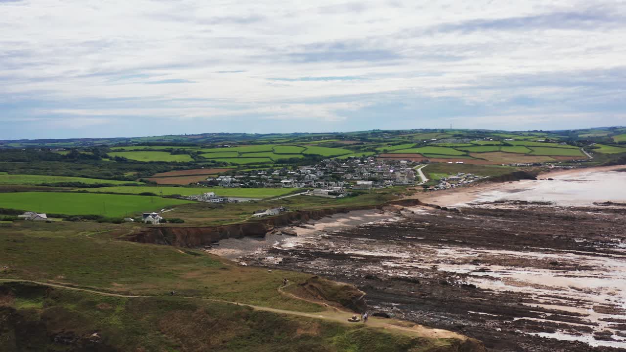 antena drone sobrevuelo playa y rocas en widemouth bay north cornwall