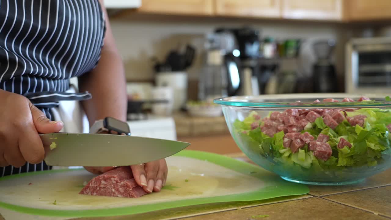 picar salami para agregar proteínas a la ensalada picada - serie de ensalada antipasto