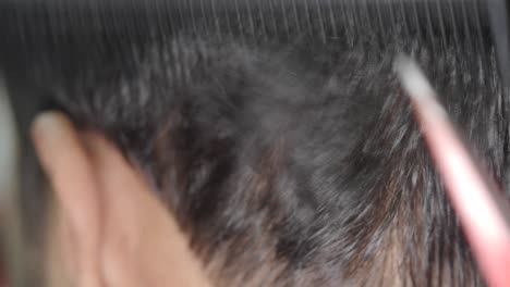 un hombre se corta el cabello en la barbería.