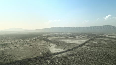 Drohnentag-Bewölkter-Norden-Coahuila-Mexiko-Autobahn-Halbwüste-Berggebiet-La-Azufrosa