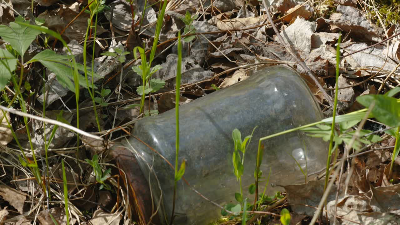 el recipiente de vidrio con la tapa oxidada en estonia