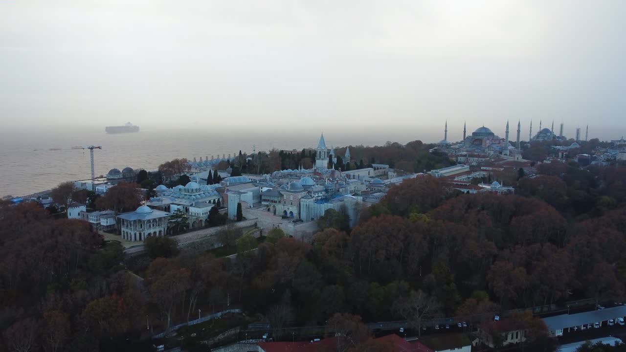 vista aérea del palacio de topkapi y la península histórica en estambul. imágenes en 4k en turquía