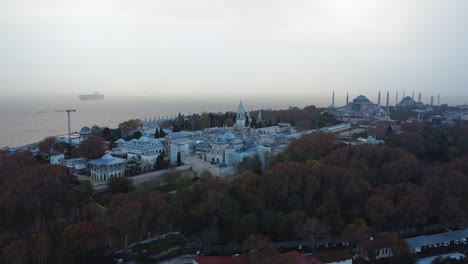 vista aérea del palacio de topkapi y la península histórica en estambul. imágenes en 4k en turquía