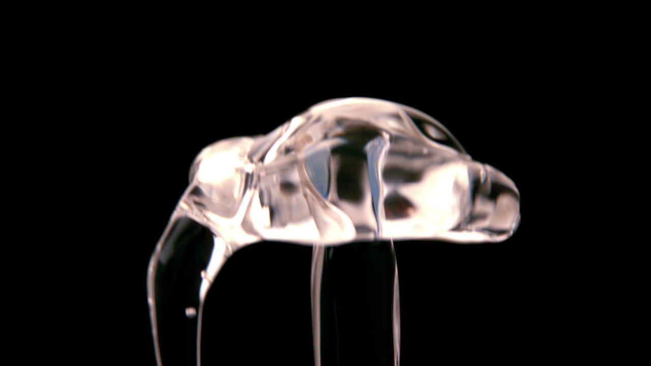 검은 표면에 물이 거품이 아오르고 있습니다.