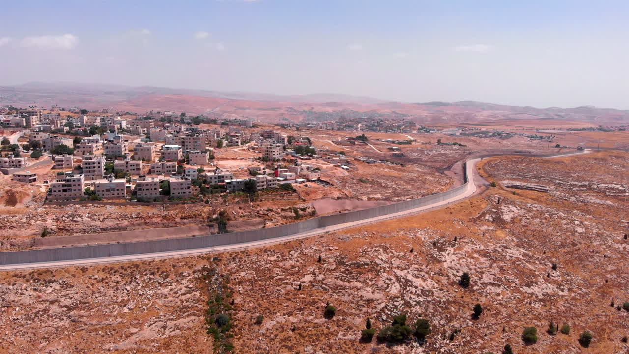 Vista aerea sul campo profughi di Qalandiya e sul muro di sicurezza