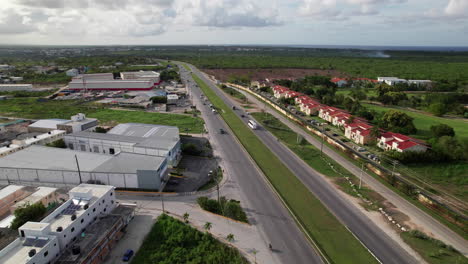 Vista-Aérea-De-La-Carretera-Higuey-Miches-En-Punta-Cana-Con-Tráfico-Pasando