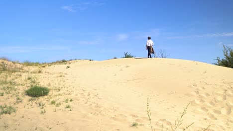 Der-Schauspieler,-Der-Den-Ungarischen-Dichter-Sandor-Petöfi-Spielt,-Geht-Die-Sanddüne-Hinauf