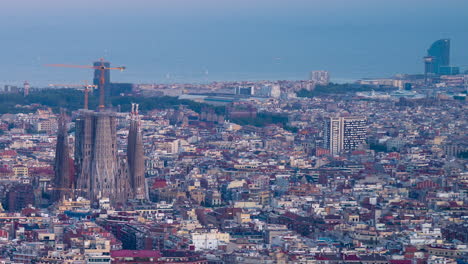 Zeitraffer-Von-Barcelona-Bei-Sonnenuntergang,-Gesehen-Vom-Turó-De-La-Rovira-Oder-Bunkers-Del-Carmel