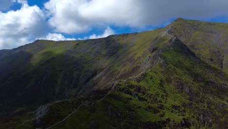 video aéreo de drones en 4k de la cordillera escénica en el distrito de los lagos - salones cayeron cordillera, blencathra