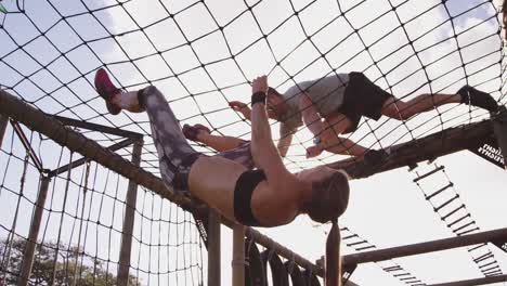 jóvenes adultos entrenando en un campamento de gimnasia al aire libre