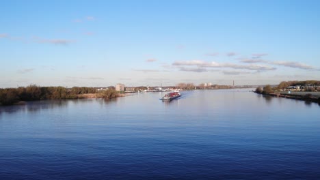 Barcaza-Con-Cargas-Navegando-En-El-Antiguo-Río-Maas-Pasando-Por-La-Ciudad-De-Zwijndrecht-En-Los-Países-Bajos