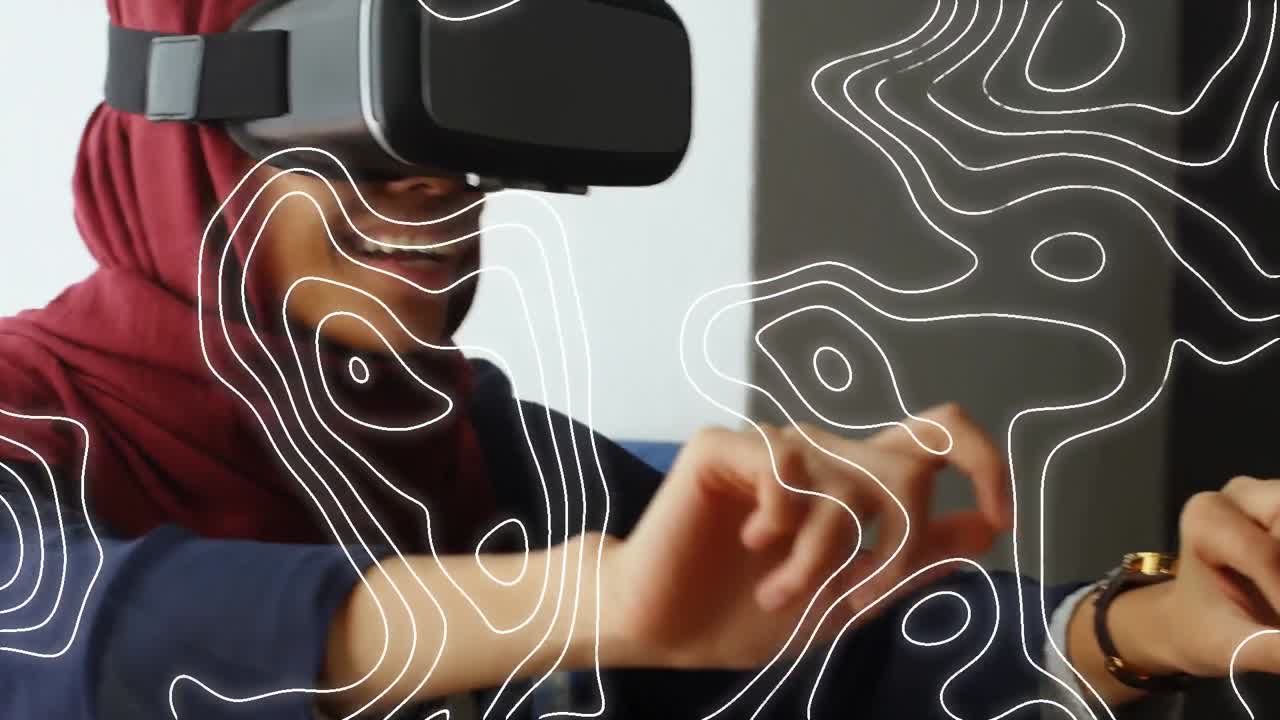 Topografia su sfondo di una donna d'affari con hijab che indossa un visore VR in ufficio.