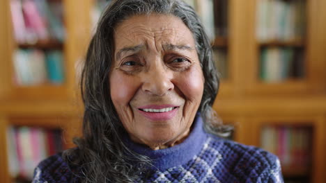 Portrait-of-senior-woman-in-library-with-a-smile