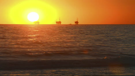 Atardecer-De-Invierno-Sobre-El-Océano-Pacífico-Detrás-De-Tres-Plataformas-Petrolíferas-Frente-A-La-Costa-De-Carpinteria,-Cerca-De-Santa-Bárbara,-California