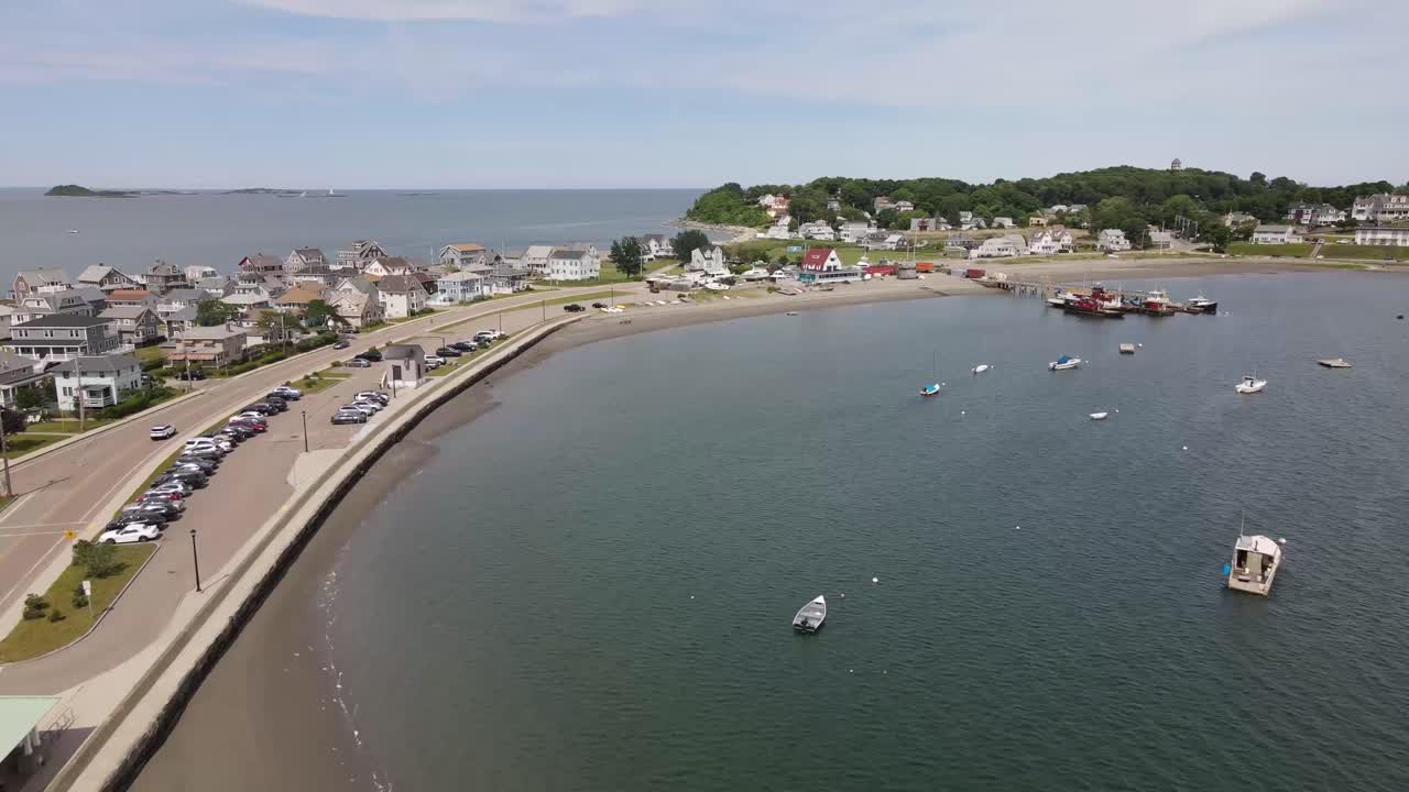 Riprese aeree con drone che sorvolano vicino a Hull Gut, Hull, MA USA