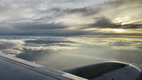 vista desde el avión de las nubes y la puesta de sol