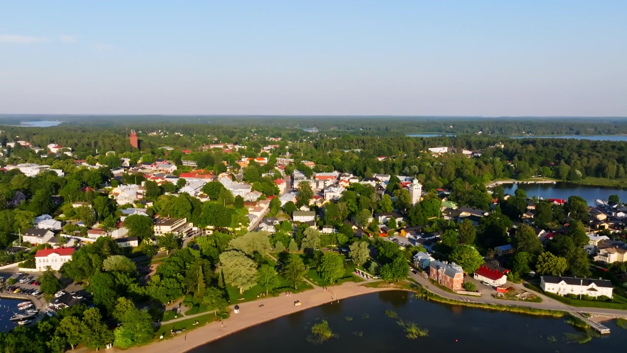 Ekenas'ın plajının ve eski şehrinin panoramik drone çekimi, Finlandiya'da yaz
