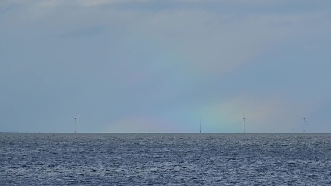 해상 신 재생 에너지 풍력 터빈 농장 바다 경치와 함께 무지개