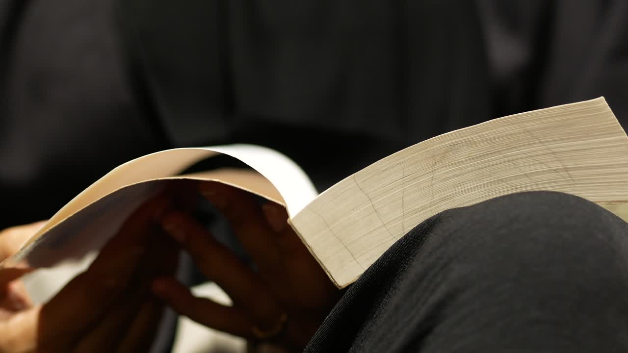 열린 책을 읽는 사람