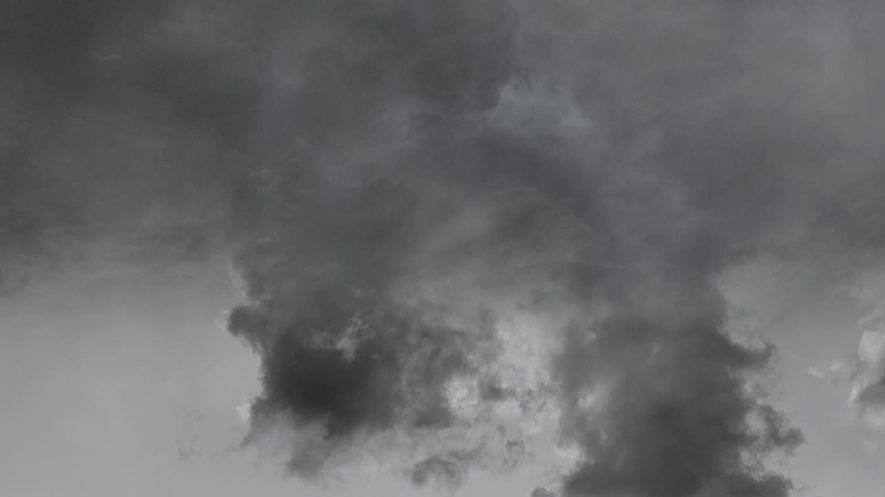 날씨 변화, 번개를 동반한 회색 구름