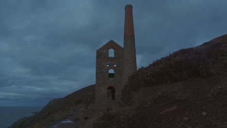 Old-Wheal-Coates-mine-atop-Cornwall-cliffs-overlooking-sea,-slow-reveal