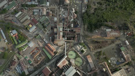 vista de pájaro de la planta de procesamiento y pozo profundo en la mina de diamantes, za
