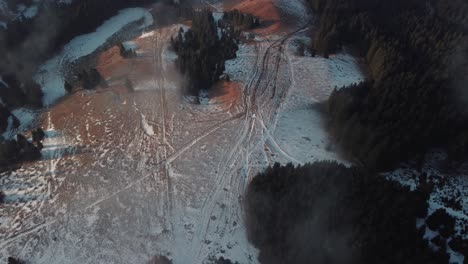 pueblo de bran en rumania, hogar del famoso &quot;castillo de drácula&quot; medieval en transilvania