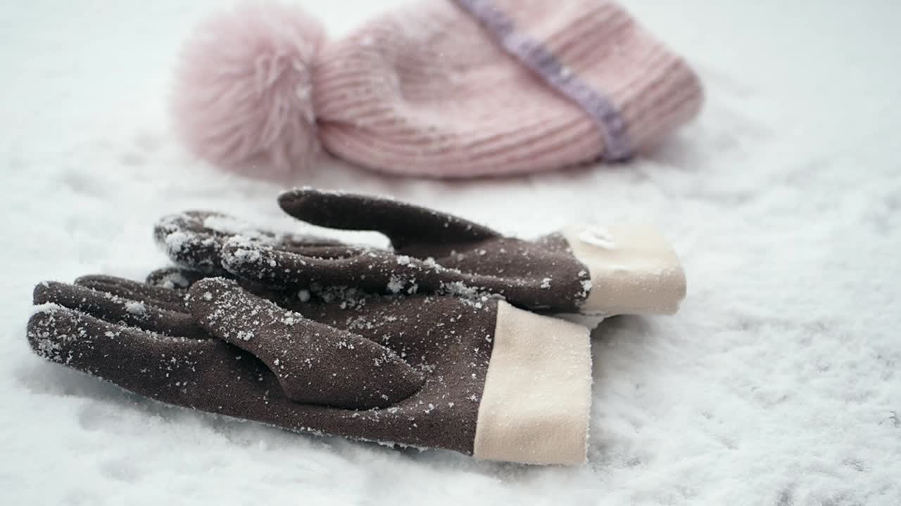 눈 속의 겨울 액세서리