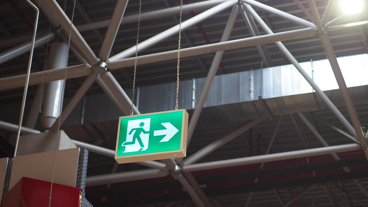 건물의 비상 출구 표지판