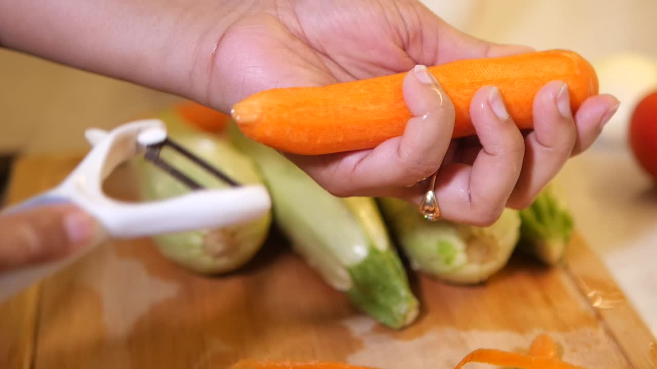 pelando una zanahoria