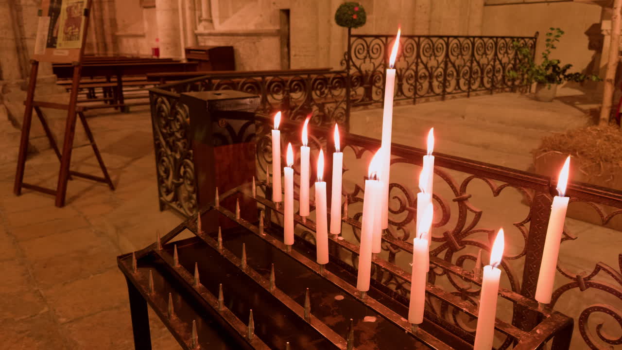 velas encendidas en la iglesia de san nicolás, blois, francia, creando un estado de ánimo pacífico y sagrado
