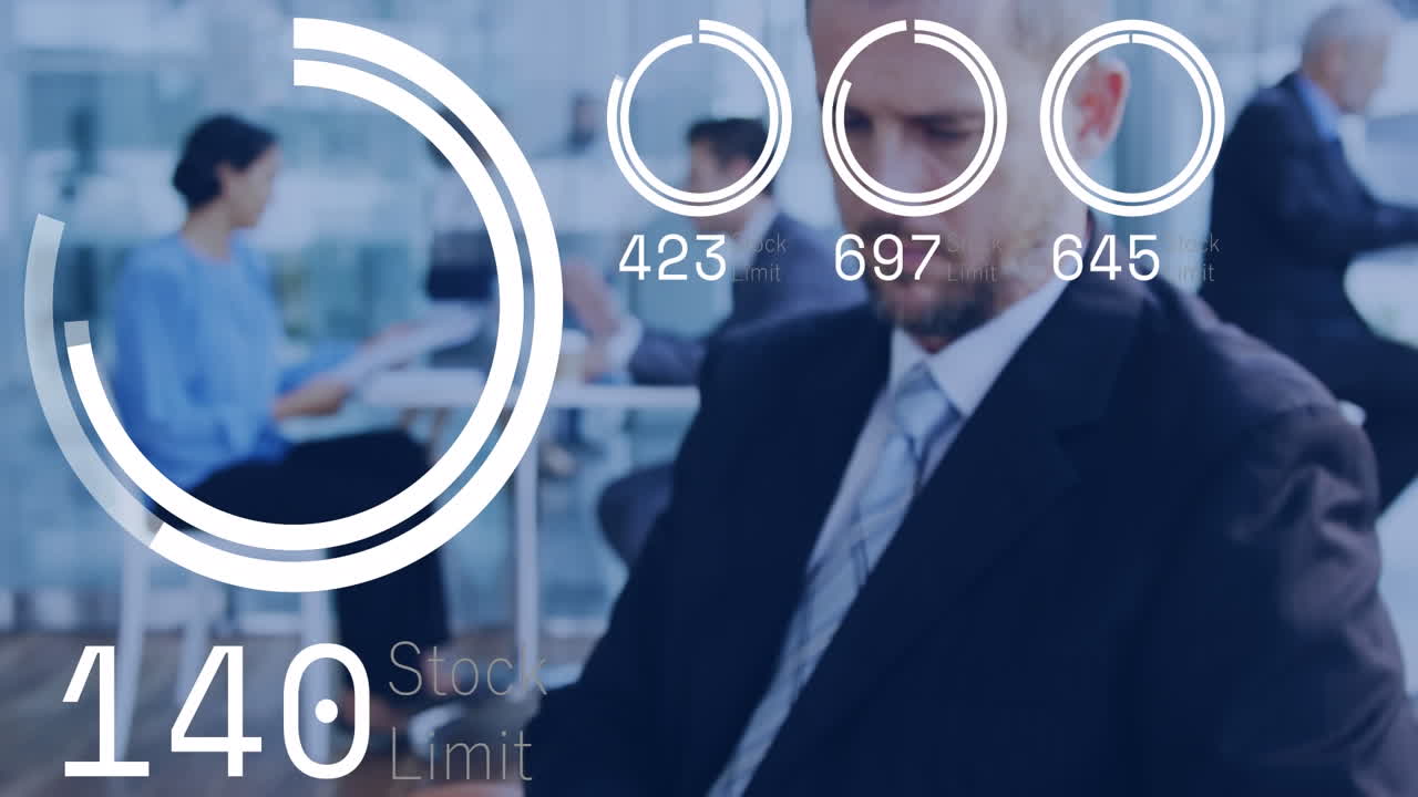 animación de números cambiantes y círculos de carga, hombre caucásico surfando en tableta digital