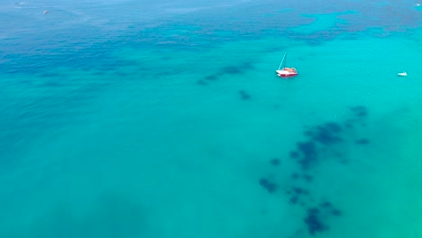 Verankerte-Boote-Auf-Flacher-Lagune-Mit-Ruhigem-Klarem-Wasser-Des-Blauen-Azurblauen-Mittelmeeres